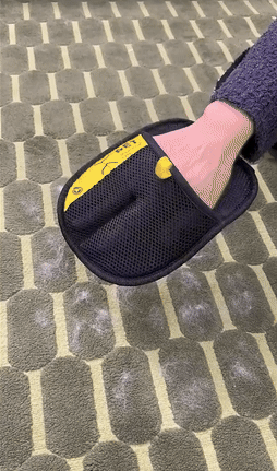 StaticSavior glove collecting effortlessly fur from the floor